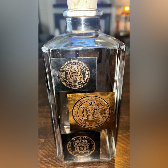 Vintage state seals decanter - Picture 2 of 4